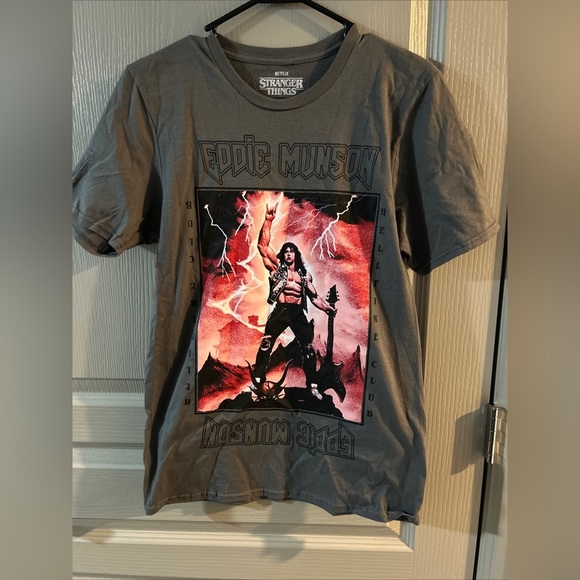 Netflix Stranger Things Eddie Munson Men Rock T-Shirt Size Small - Picture 1 of 3